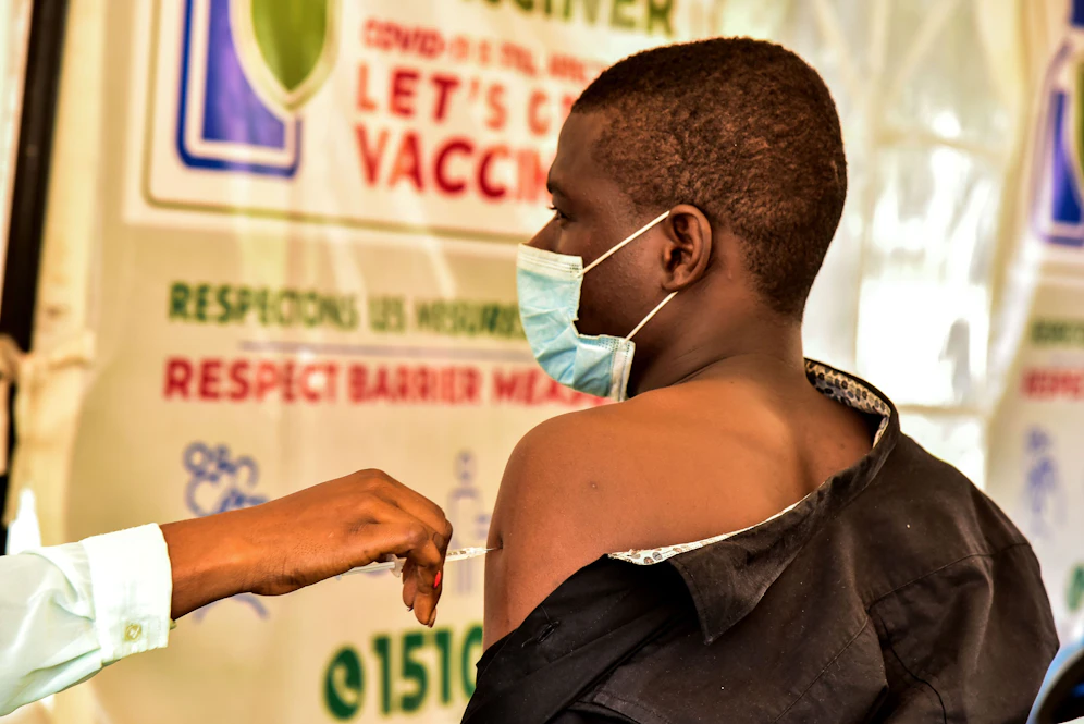 In Afrika haben erst elf Prozent der Bevölkerung zwei Impfungen erhalten: Ein Mann in Kamerun wird geimpft.