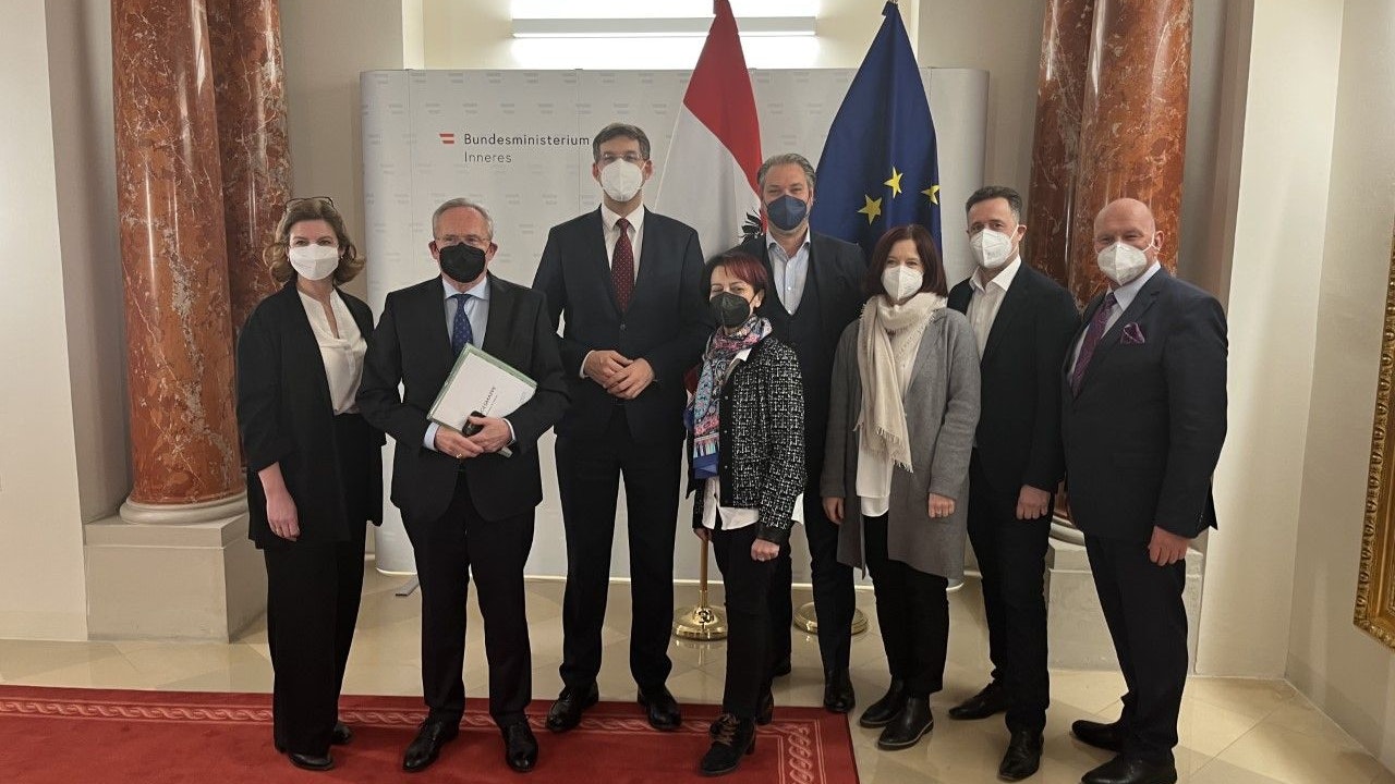 Die "Dauer-Demos" in der Wiener Innenstadt belasten Anrainer und Wirtschaft. Bei einem Runden Tisch im Innenministerium, zu dem ÖVP Wien-Chef Karl Mahrer (2.v.l) geladen hatte, wurden gestern mögliche Lösungen disk