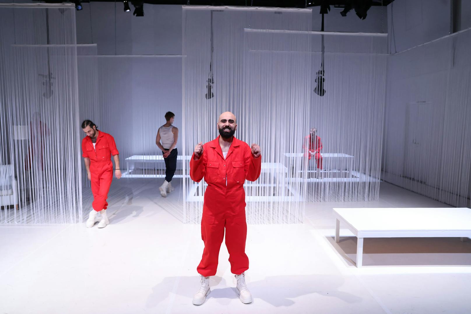 Das neue Stück "Knechte" im Kosmos Theater dreht sich um fünf Häftlinge.