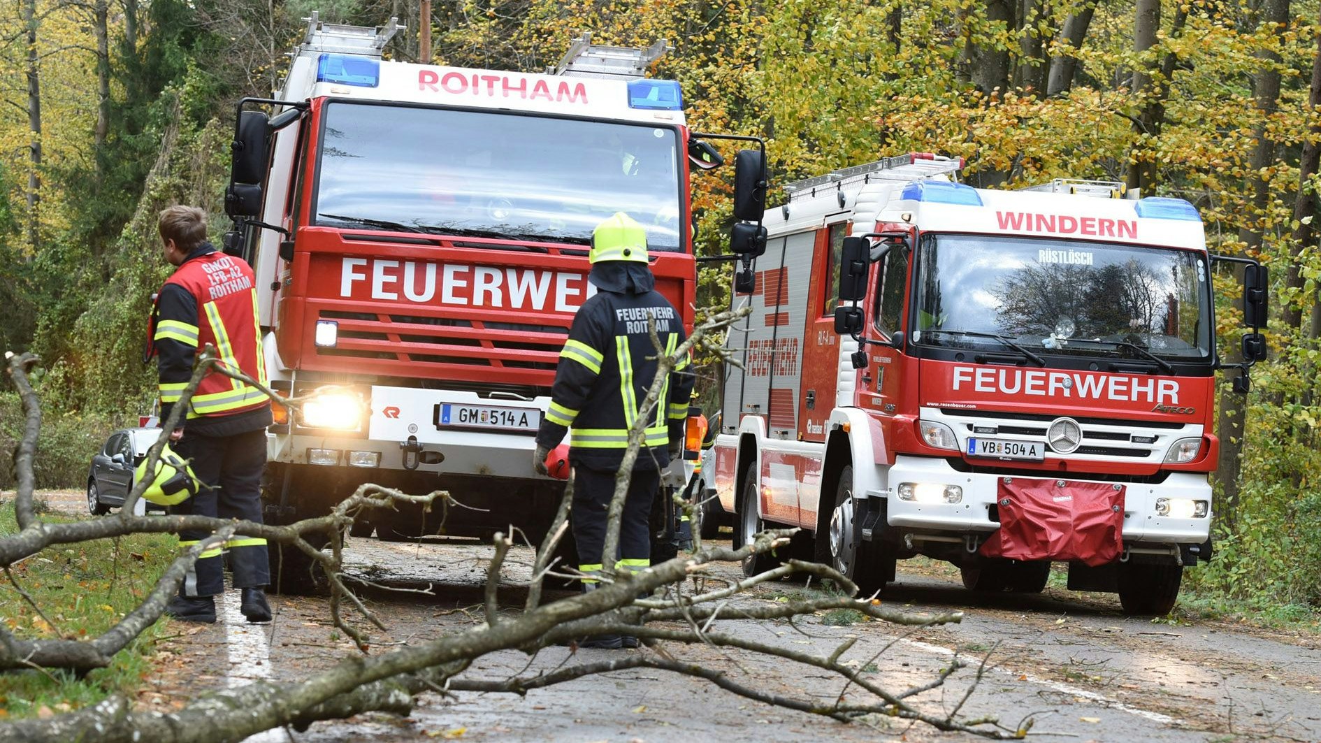 Kräfte der Feuerwehr im Sturmschaden-Einsatz. (Symbolbild)