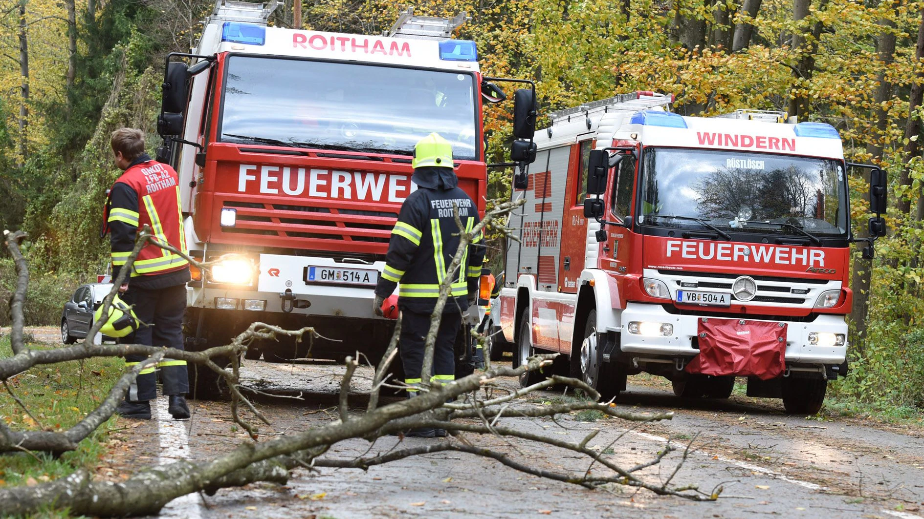 Kräfte der Feuerwehr im Sturmschaden-Einsatz. (Symbolbild)
