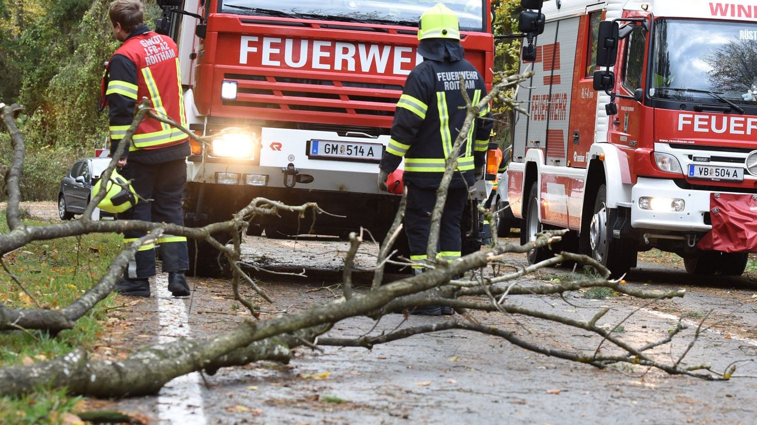 Kräfte der Feuerwehr im Sturmschaden-Einsatz. (Symbolbild)