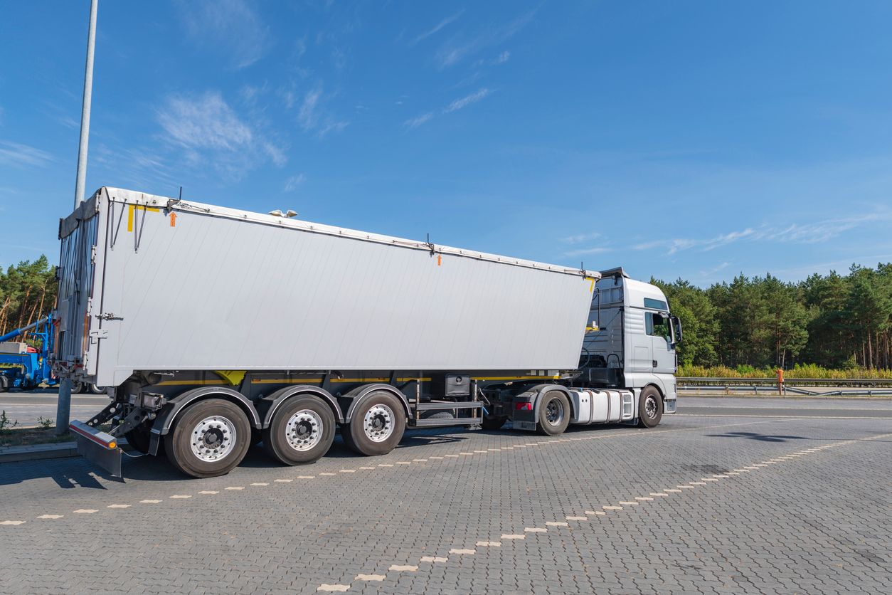 Die Bremsleitungen von einem Lkw-Anhänger wurden eingeschnitten.
