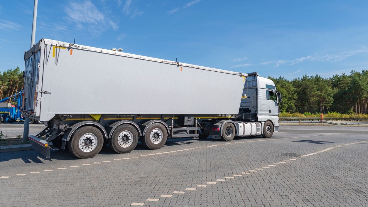 Die Bremsleitungen von einem Lkw-Anhänger wurden eingeschnitten.