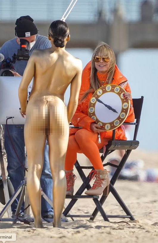 Heidi Klum mit einem GNTM-Model bei einem Shooting