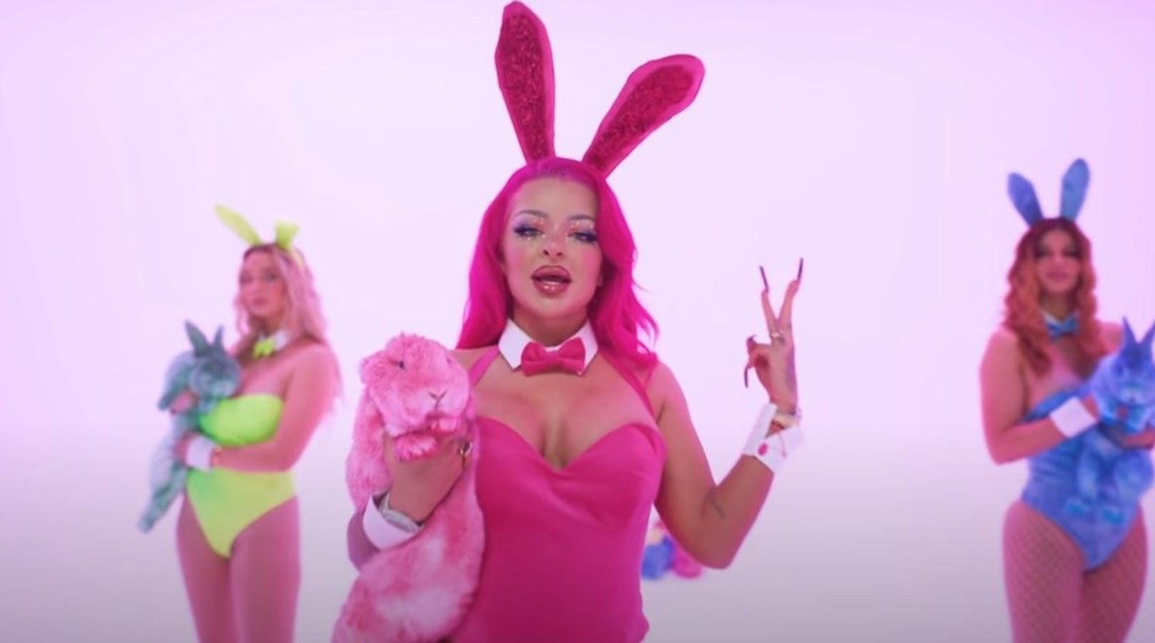 YouTube- und Erotikstar Katja Krasavice tanzte mit gefärbten Kaninchen in ihrem Musikvideo.&nbsp;