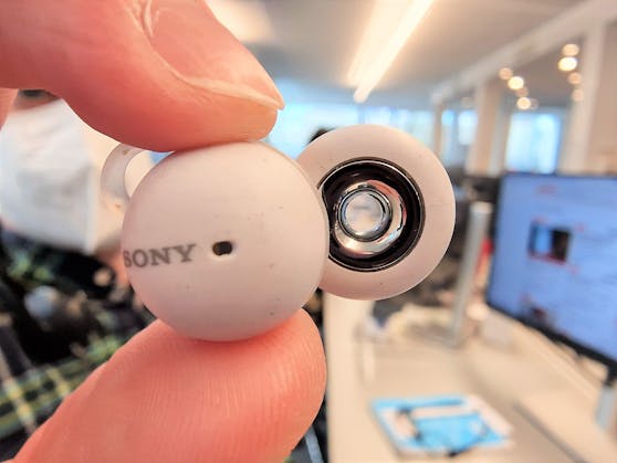 Die Sony LinkBuds tragen sich so angenehm, dass man anfangs Angst hat, sie könnten jederzeit aus dem Ohr fallen.
