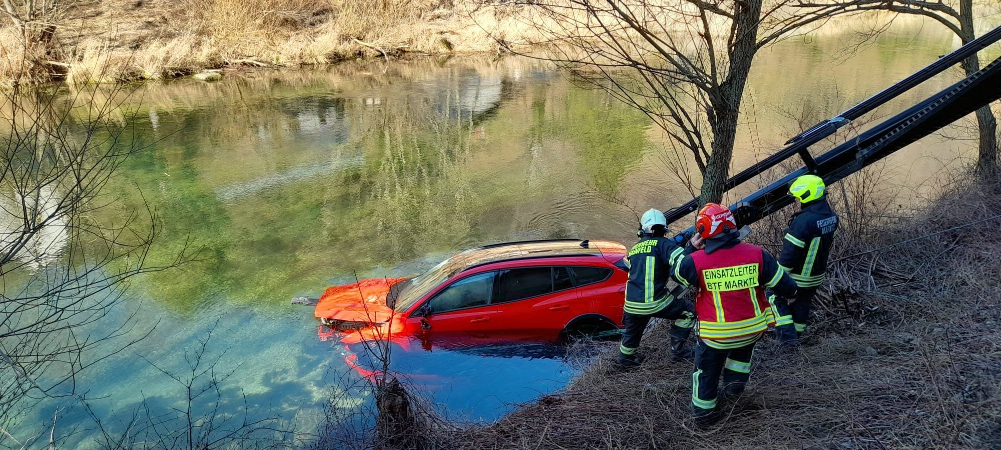 Die Feuerwehr holte das Auto aus dem Fluss.