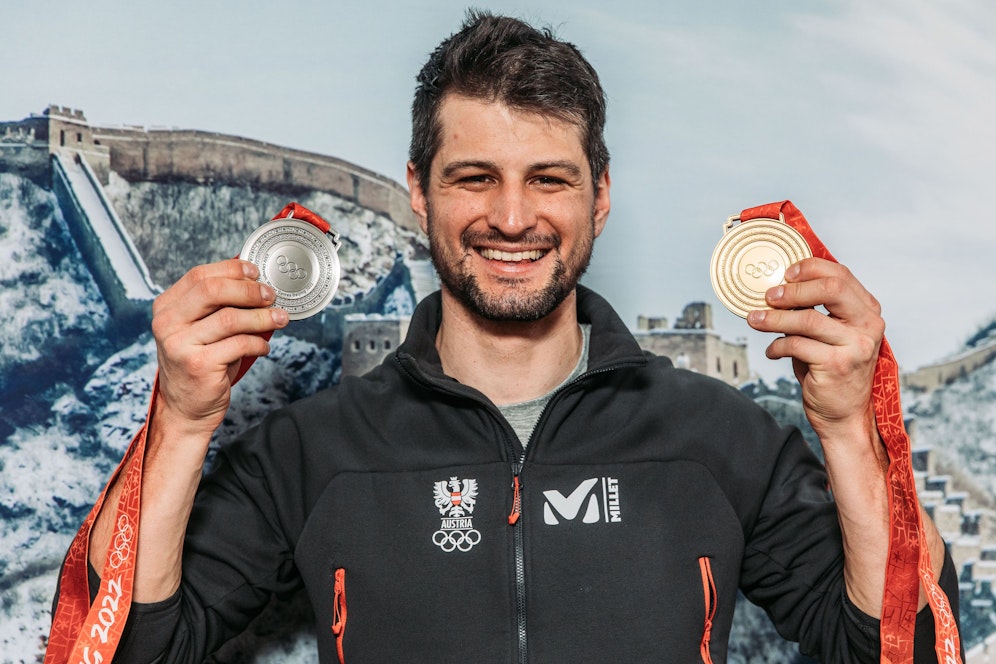 Johannes Strolz mit seinen Medaillen.