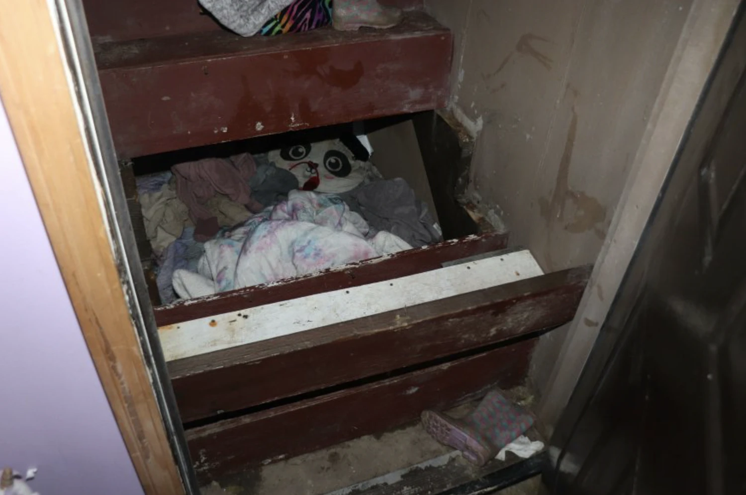 Kalt und nass: Das kleine Mädchen wurde unter einer Treppe versteckt.