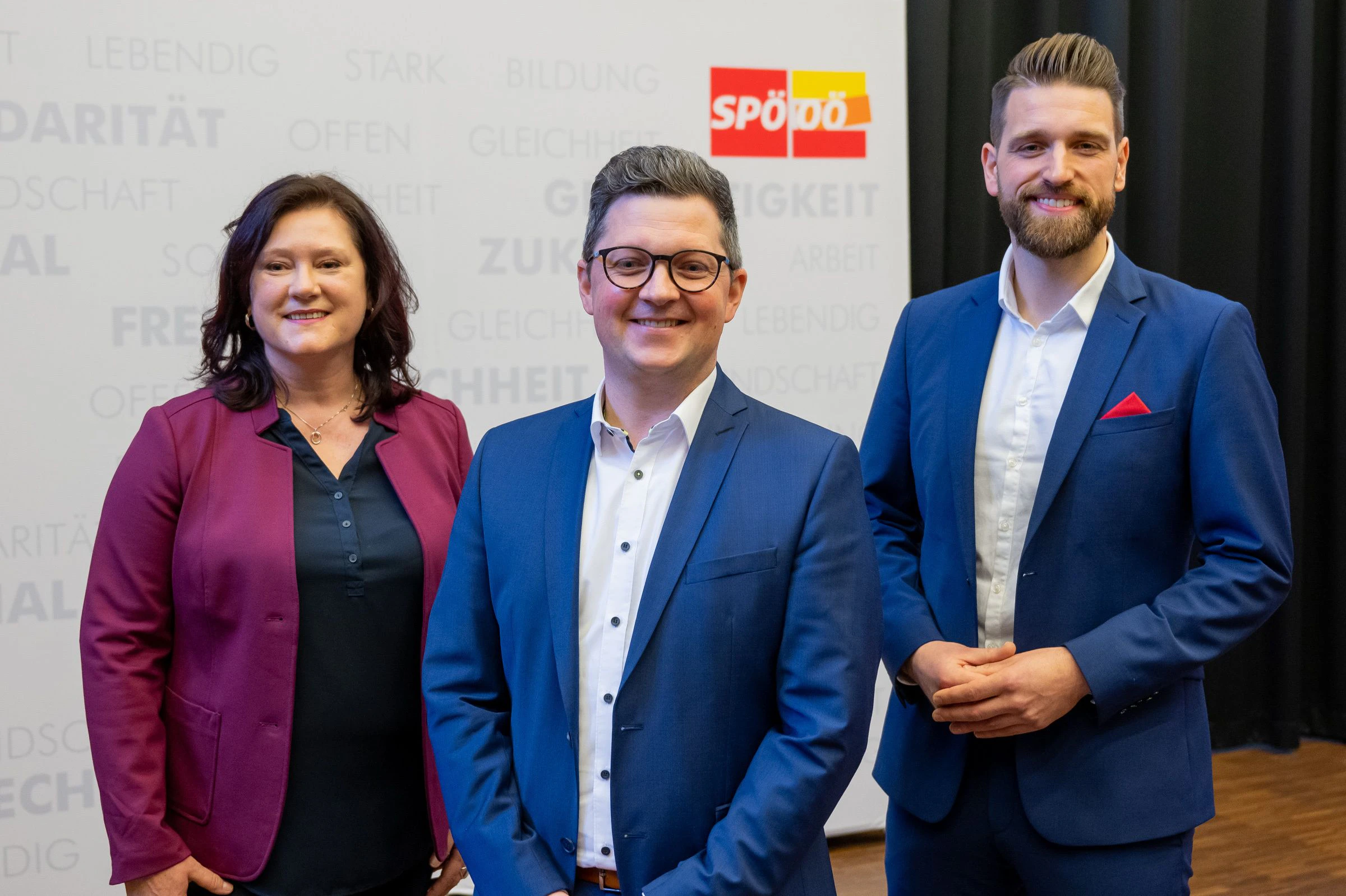 Sabine Engleitner-Neu wird Klubvorsitzende, der designierte Parteichef Michael Lindner und Florian Koppler neuer SPÖ- LandesgeschäftsführerLINZ. Schneller als erwartet wird der neue SP-Landesparteivorsitzende Michael Lindner sein neues Team vorstellen. Mit Überraschungen ist zu rechnen.Eigentlich war das Personalpaket, das einerseits eine neue Klubführung, andererseits einen neuen Landesgeschäftsführer umfasst, erst für Ende Februar angekündigt. Eine Woche schneller als erwartet, hat man aber nun schon die Entscheidungen getroffen und fixiert. Parteichef Lindner hat diese um 11.30 Uhr in einer Pressekonferenz präsentiert.Peter Binder bleibt Dritter Landtagspräsident.  LAbg. Sabine Engleitner-Neu wird Klubvorsitzende und Florian Koppler ist neuer SPÖ- Landesgeschäftsführer: