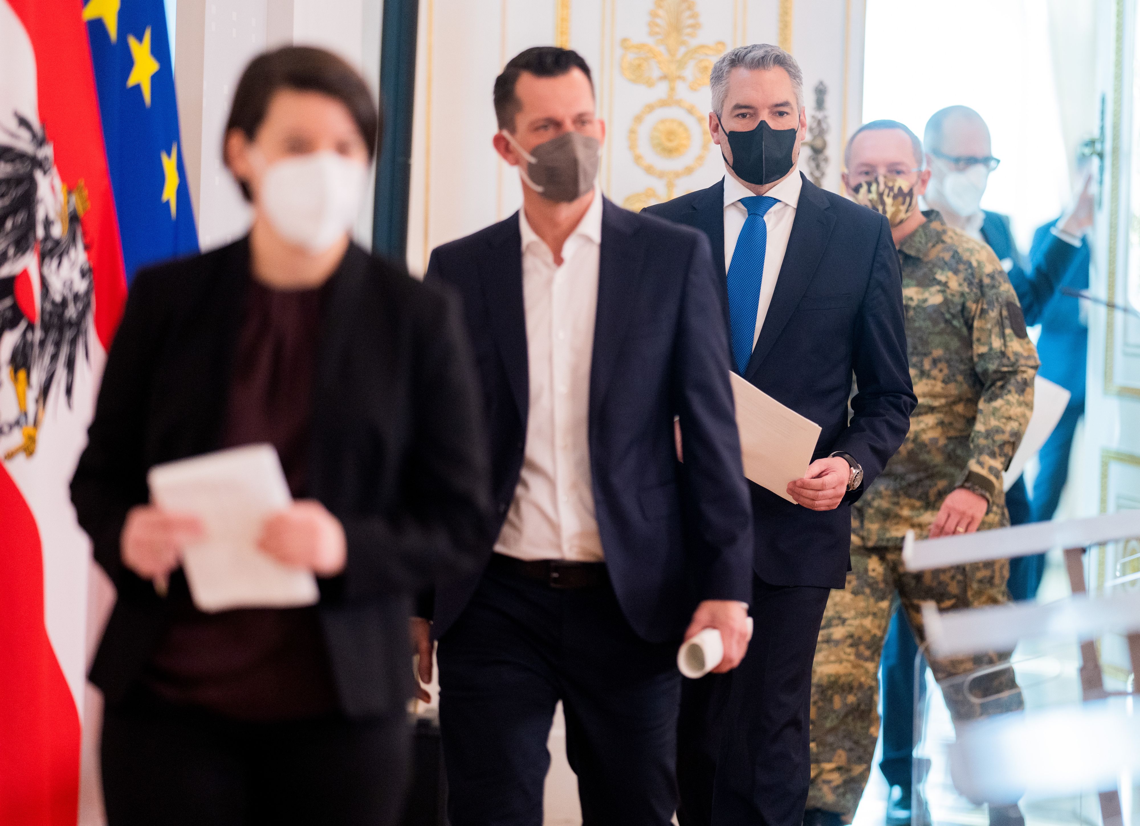 Download von www.picturedesk.com am 16.02.2022 (13:56).  ABD0169_20220216 - WIEN - ÖSTERREICH: vlnr.: Katharina Reich, Generaldirektorin für die öffentliche Gesundheit, Gesundheitsminister Wolfgang Mückstein (Grüne), Bundeskanzler Karl Nehammer (ÖVP) und Generalmajor Rudolf Striedinger am Mittwoch, 16. Februar 2022, während einer PK im Bundeskanzleramt in Wien nach einem Bund-Länder-Gipfel mit Gecko-Experten zu weiteren Lockerungsmaßnahmen. - FOTO: APA/GEORG HOCHMUTH - 20220216_PD10852 - Rechteinfo: Rights Managed (RM)