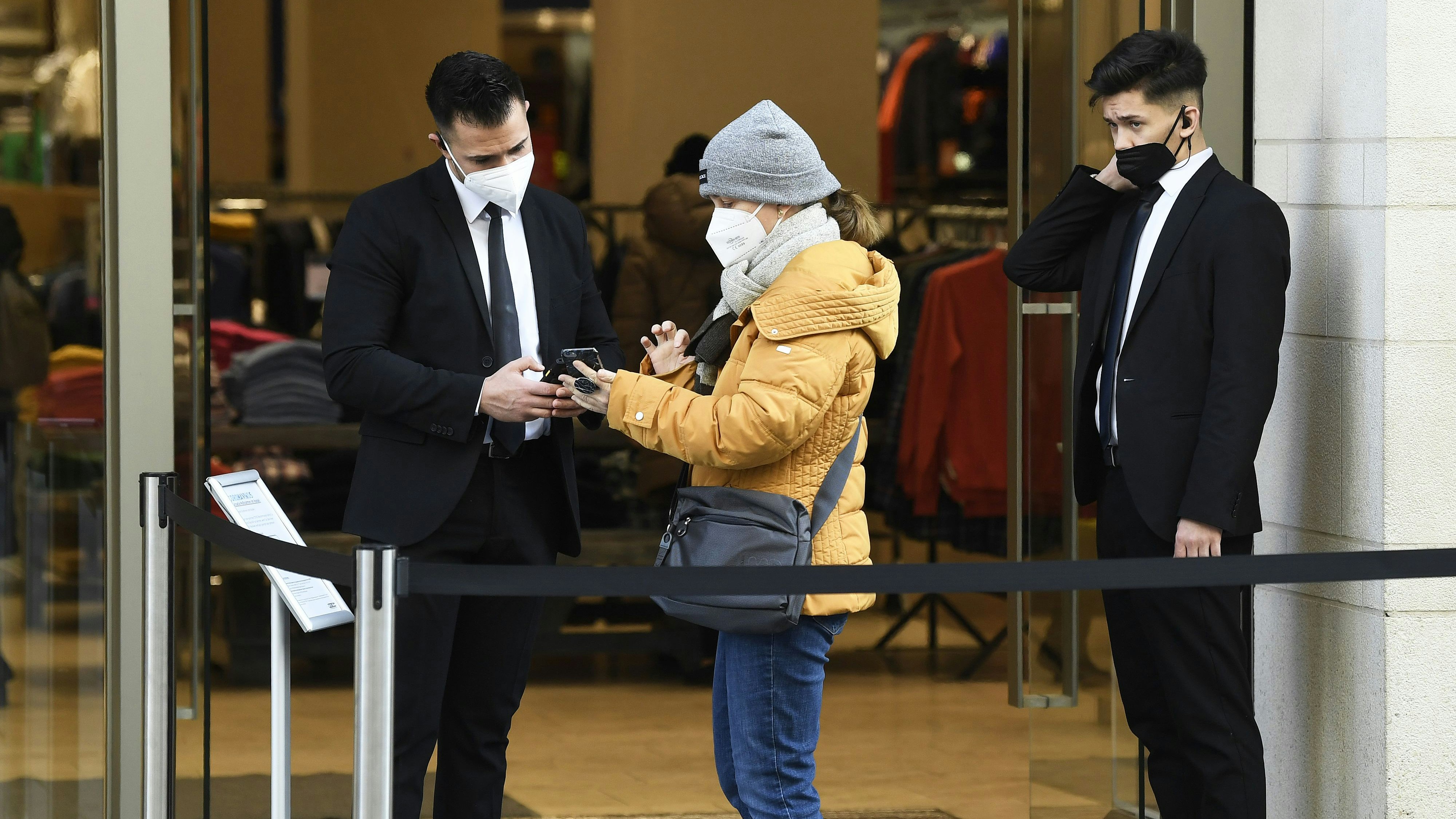 2G-Kontrollen im Handel sind bereits Geschichte, bald soll auch die Maskenpflicht folgen.