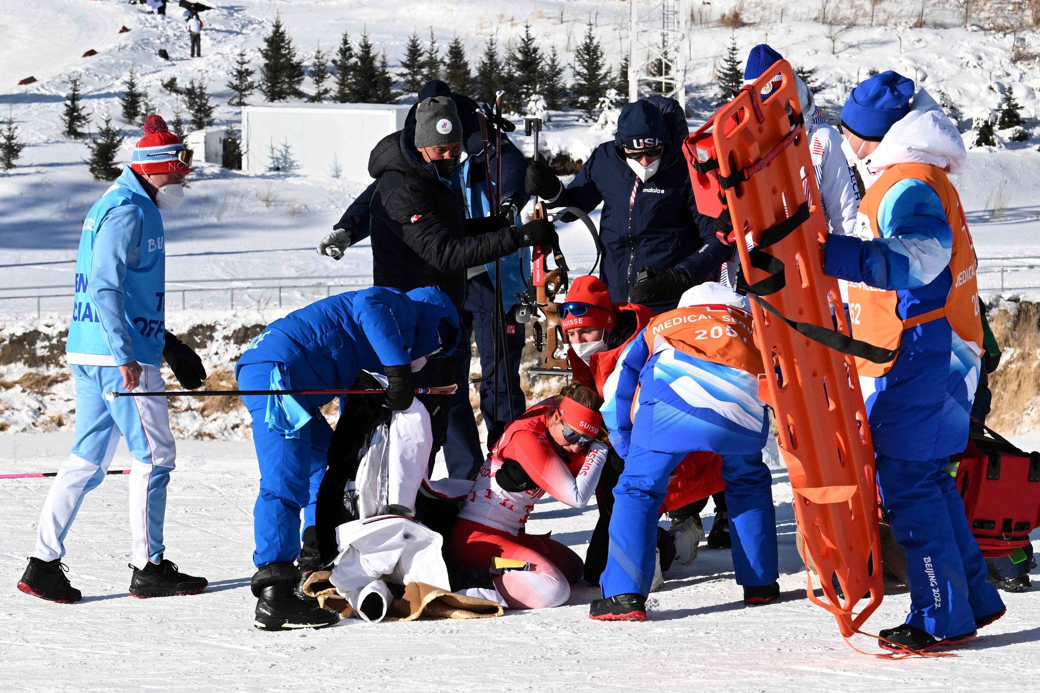 Biathletin Irene C adurisch wird am Streckenrand versorgt. 