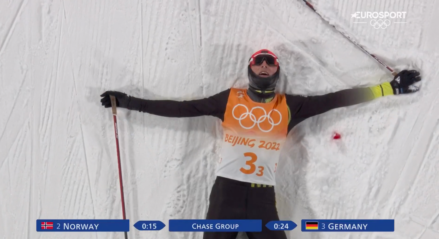 Eric Frenzel bricht im Ziel völlig erschöpft zusammen.