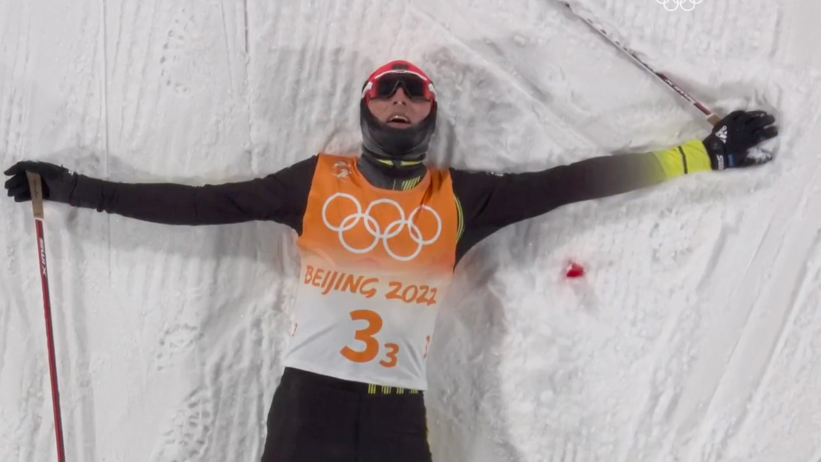 Eric Frenzel bricht im Ziel völlig erschöpft zusammen.