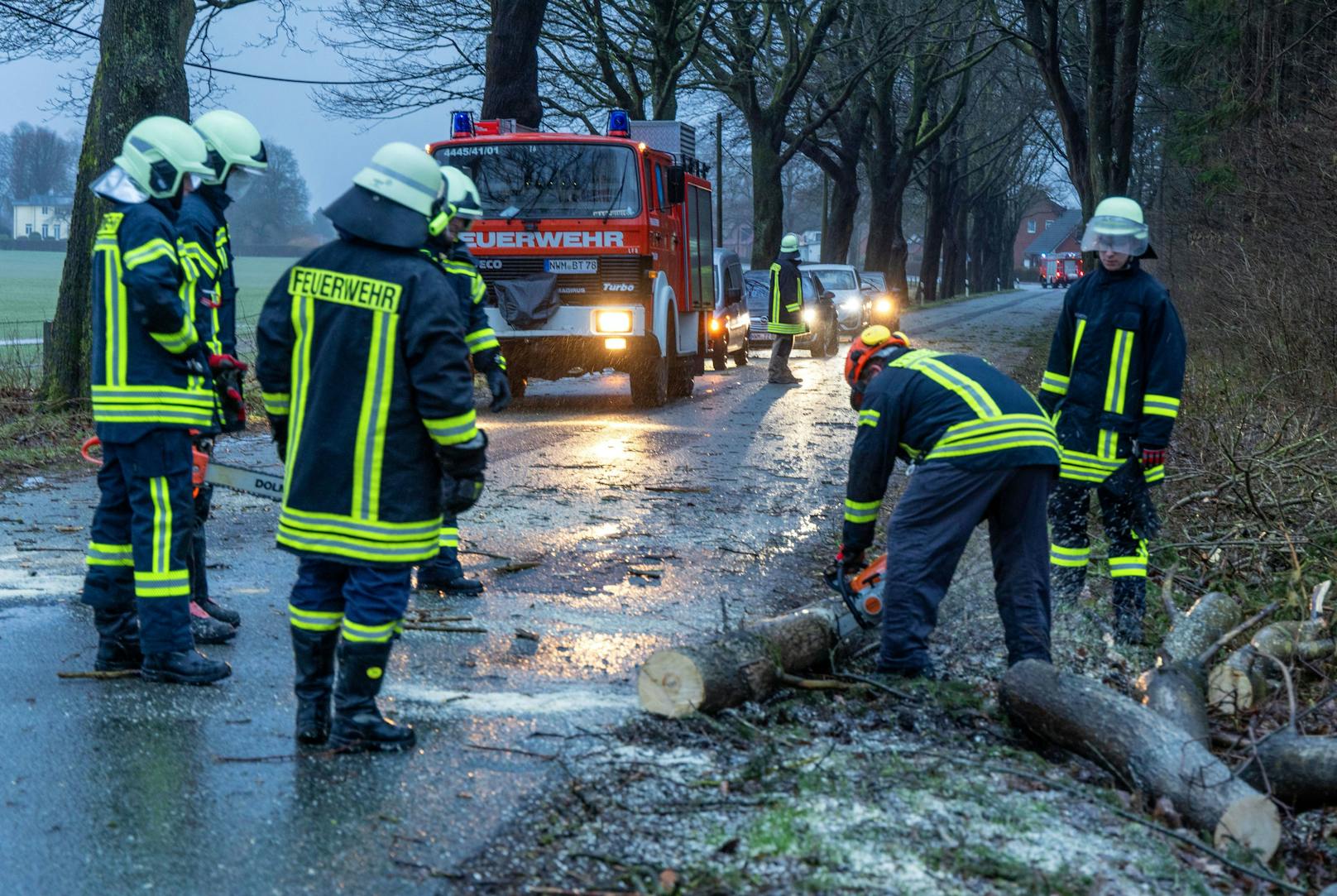 Die Feuerwehr hat alle Hände voll zu tun. Wegen umgestürzter Bäume, Verkehrsunfälle und anderer Zwischenfälle müssen die Helfer zu zahlreichen Einsätzen ausrücken – wie hier in Mecklenburg-Vorpommern...