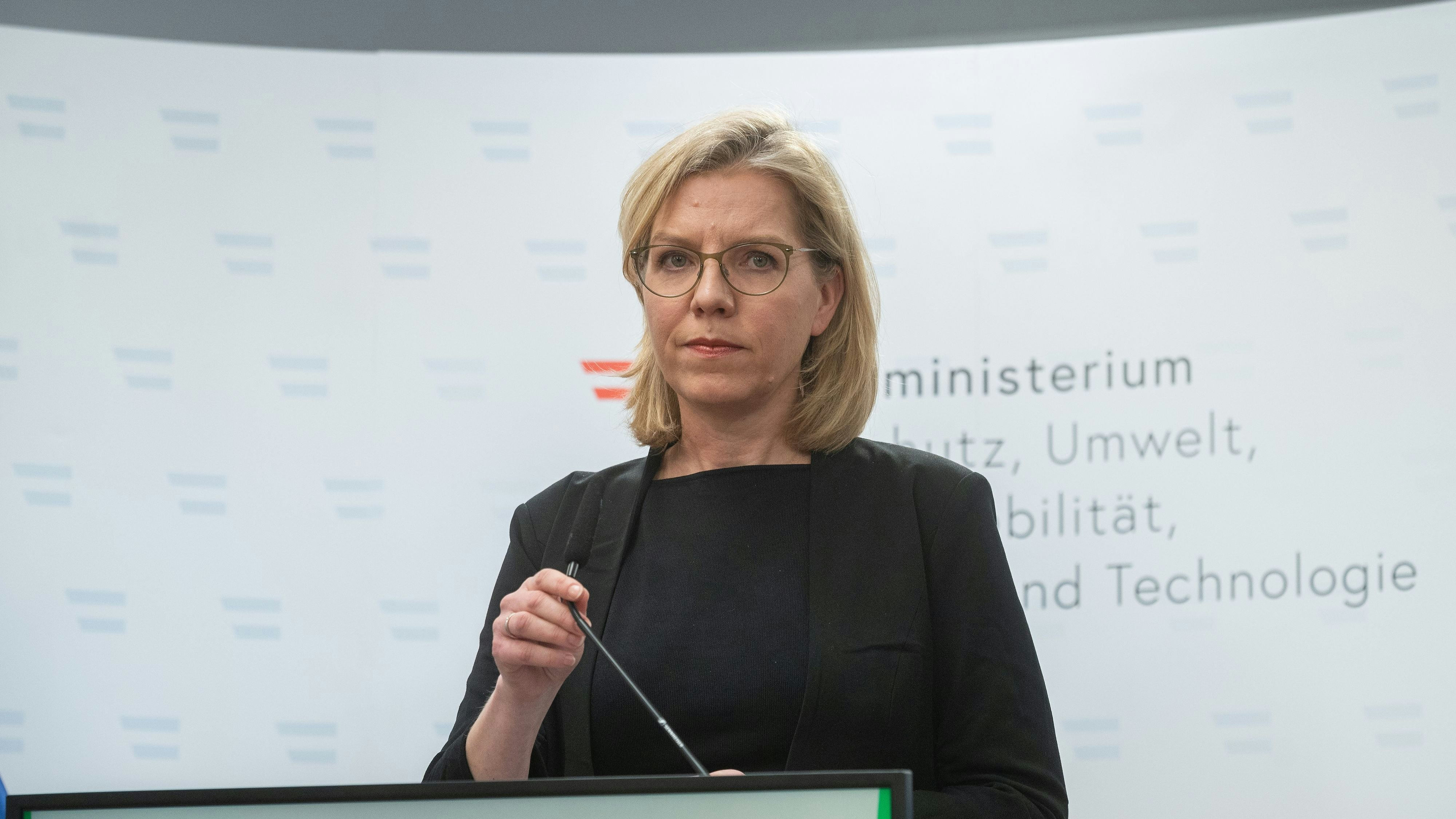 Leonore Gewessler  steht aufgrund ihrer Absage der Straßenbau-Projekte in der Opposition unter Kritik. 