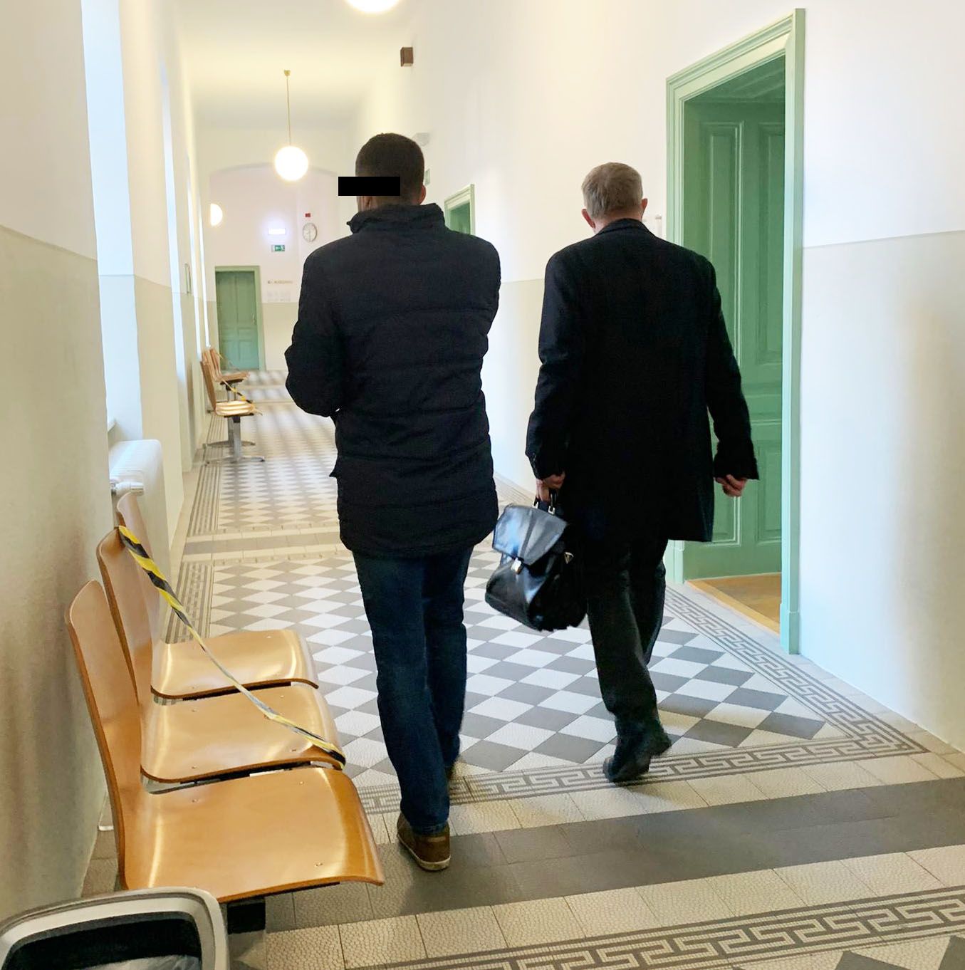 Der Angeklagte (links)