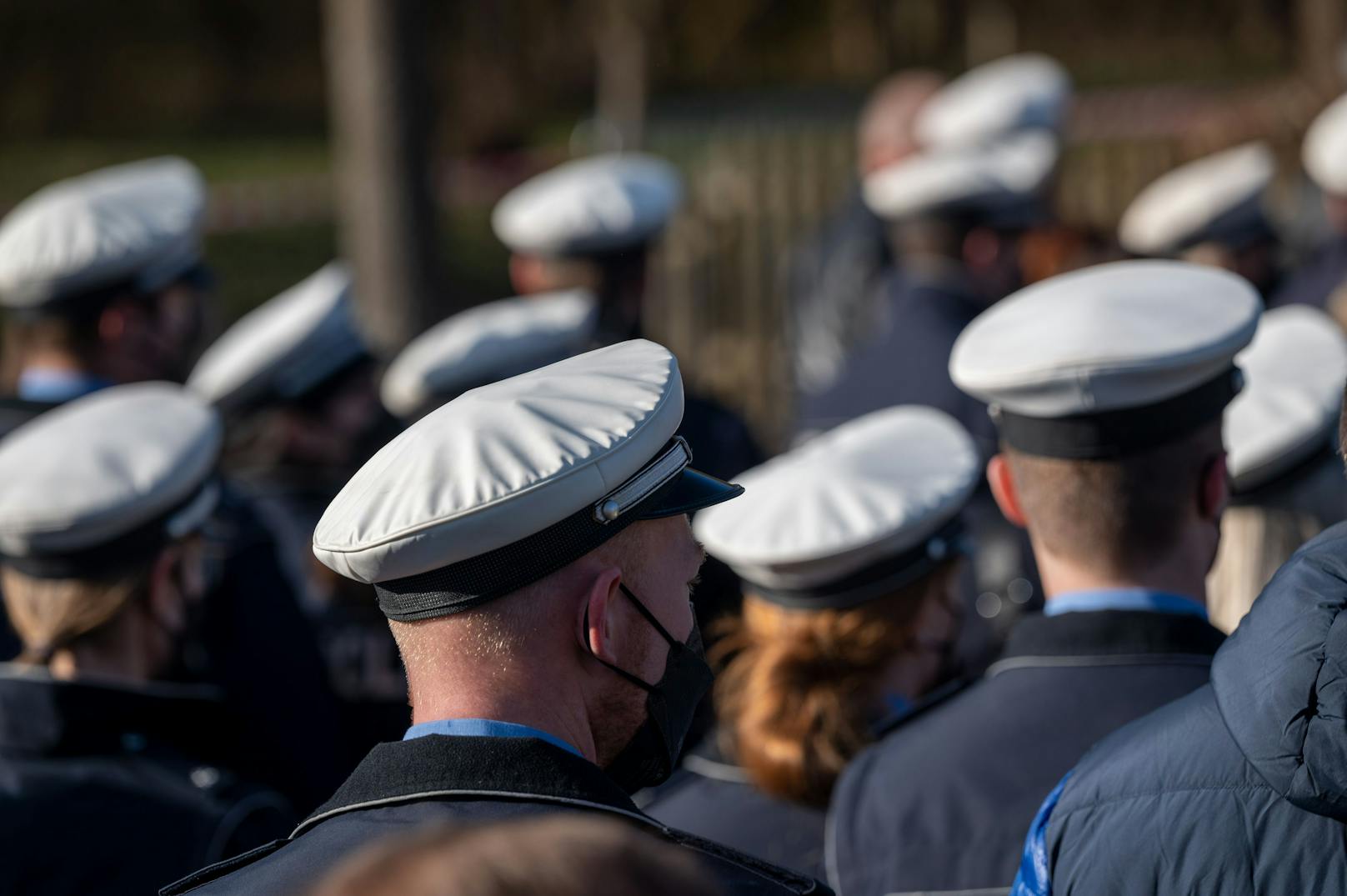 Die Trauerfeier wurde per Tonübertragung nach draußen übertragen, damit alle Personen daran teilnehmen konnten.