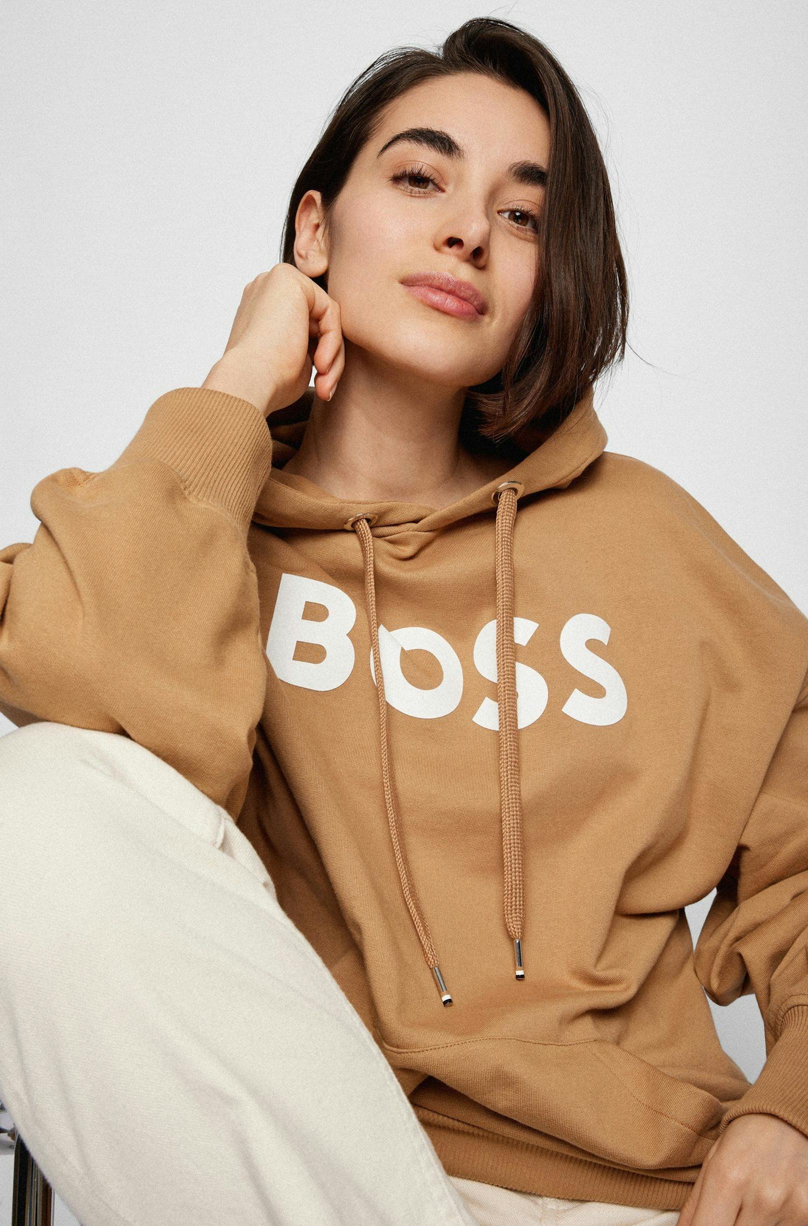 Das Unisex-Sweatshirt entzückt in drei verschiedenen Farben und kann um ca. 160 Euro gekauft werden.