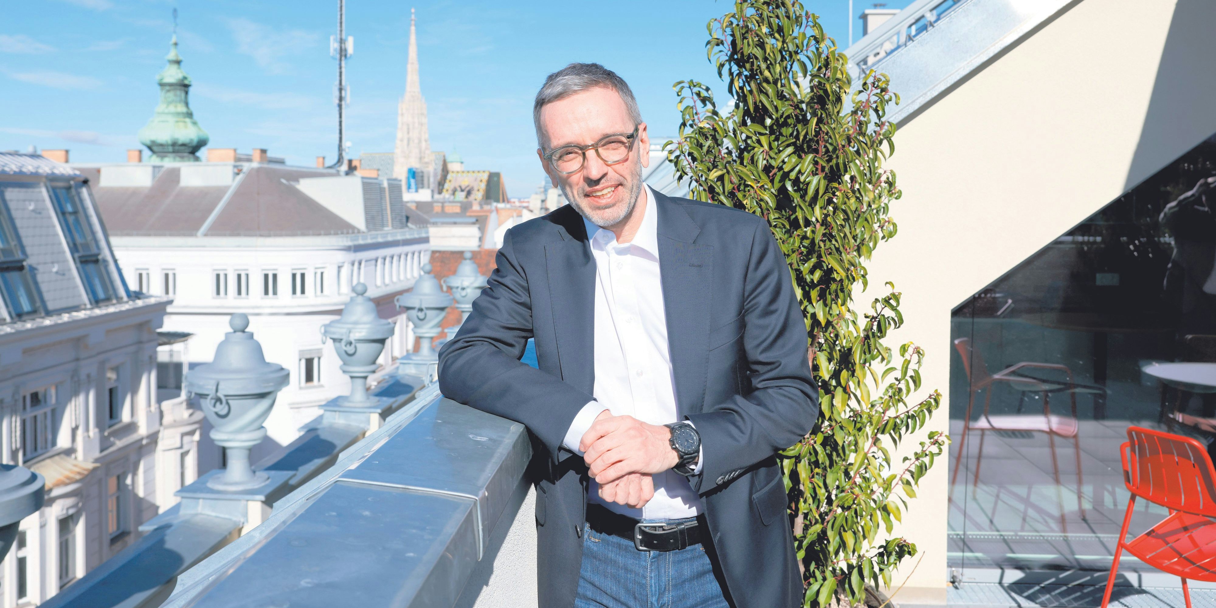 Herbert Kickl am Dach der "<em>Heute</em>"-Redaktion.