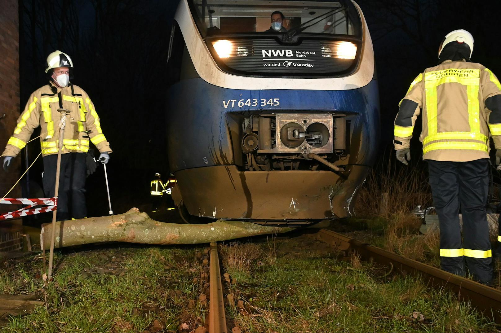 In Nordrhein-Westfalen muss die Feuerwehr einen Baum unter einem Triebwagen der Nordwestbahn entfernen.