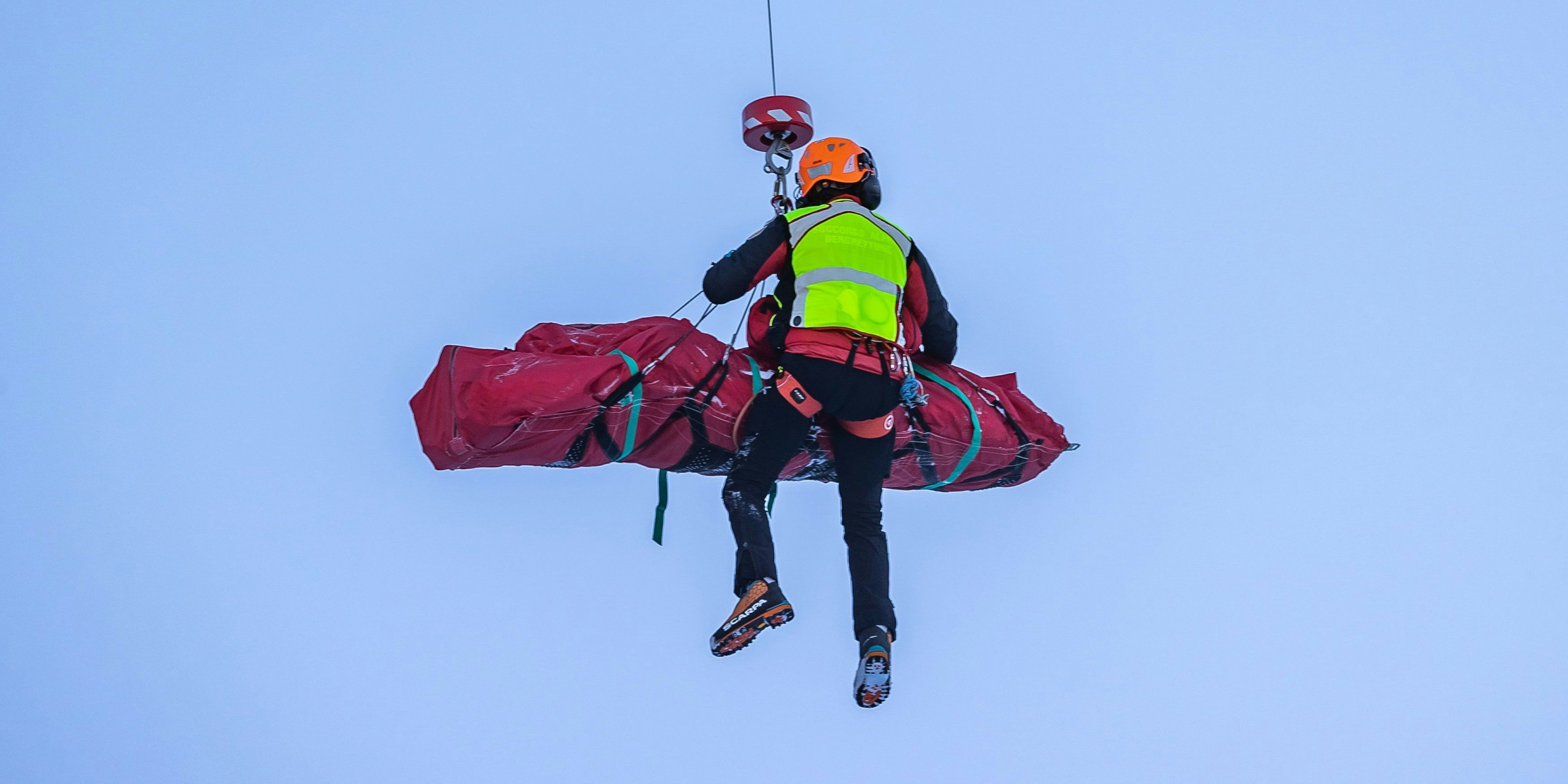 Der 48-Jährige wurde von einem Schneebrett mitgerissen und verletzt. (Symbolbild)