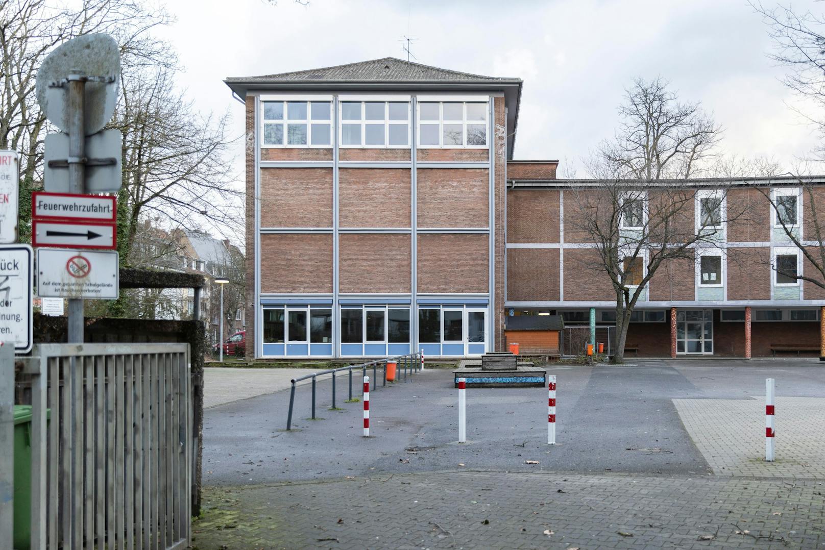 Viele Schulen bleiben wegen der Sturmwarnungen und erwarteten Unwetter geschlossen, auch diese Schule in Düsseldorf.