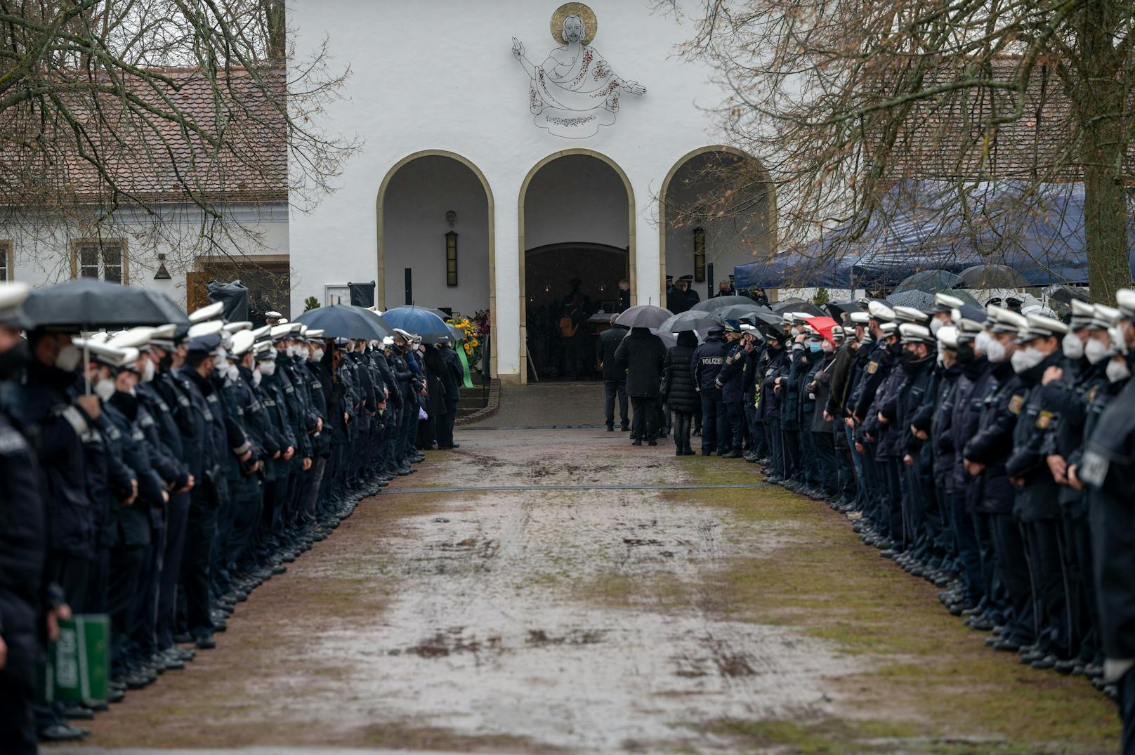 Die Anteilnahme war groß: Mehr als 600 Personen nahmen an der Trauerfeier für die 24-jährige Polizeianwärterin teil.