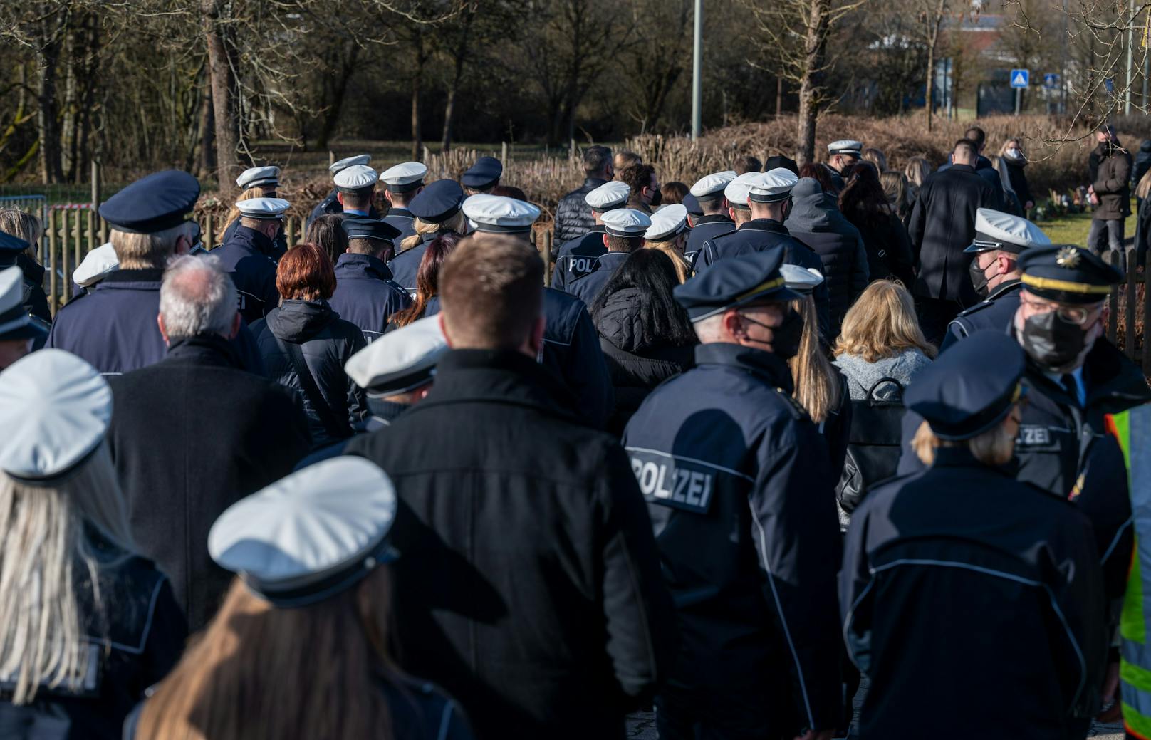 Der 29-jährige Polizist und eine 24-jährige Polizeianwärterin waren bei einer Fahrzeugkontrolle erschossen worden. Unter ihren Kollegen ist das Entsetzen groß.