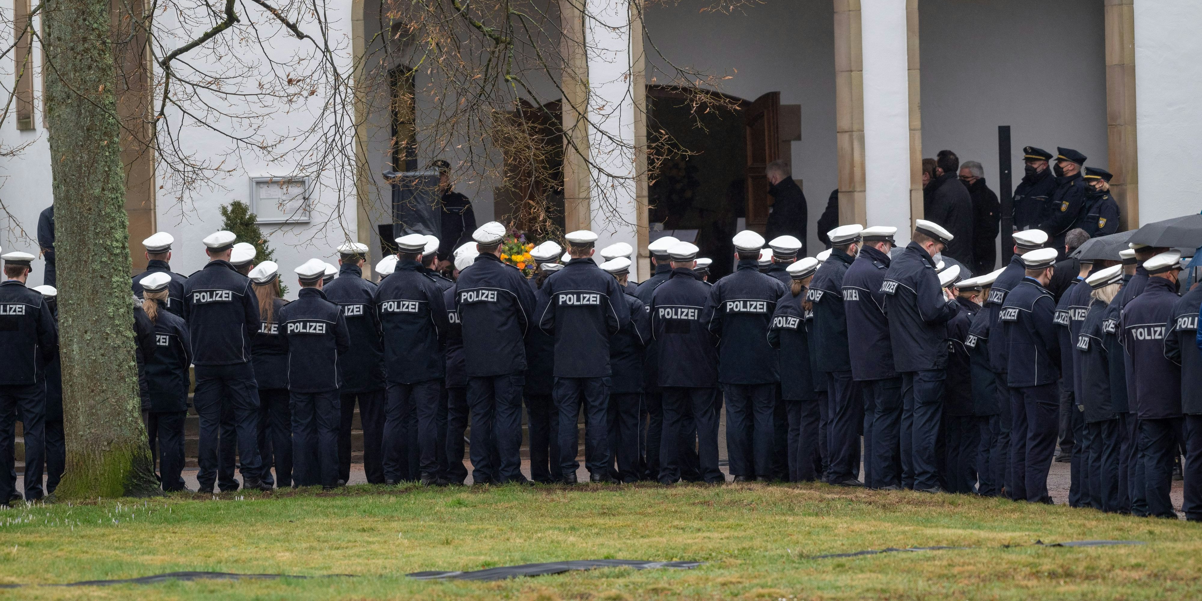 Am Mittwoch wurde von der getöteten Polizeianwärterin Abschied genommen. Am Dienstag wurde ihr ebenfalls getöteter Kollege in seinem Heimatort beigesetzt.