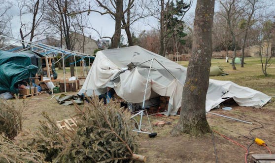 Die Zelte der Lobau-Aktivisten hielten dem Sturm nicht stand.