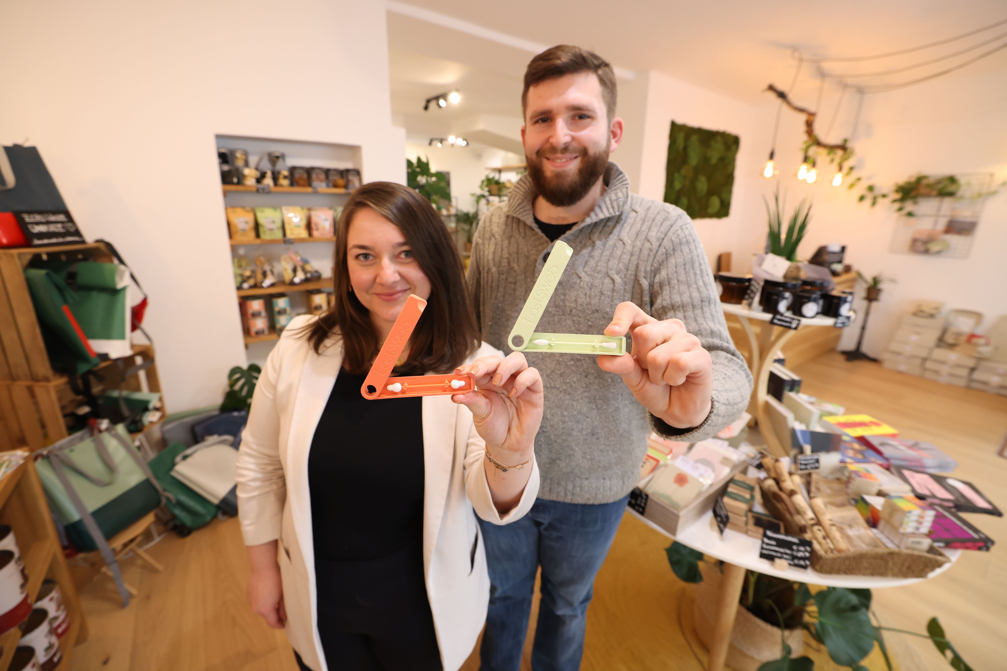 Im grünen Gemischtwarenladen von Diana Kurz (29) und Lukas Windisch (27) gibt es nachhaltige Produkte von Kopf bis Fuß.