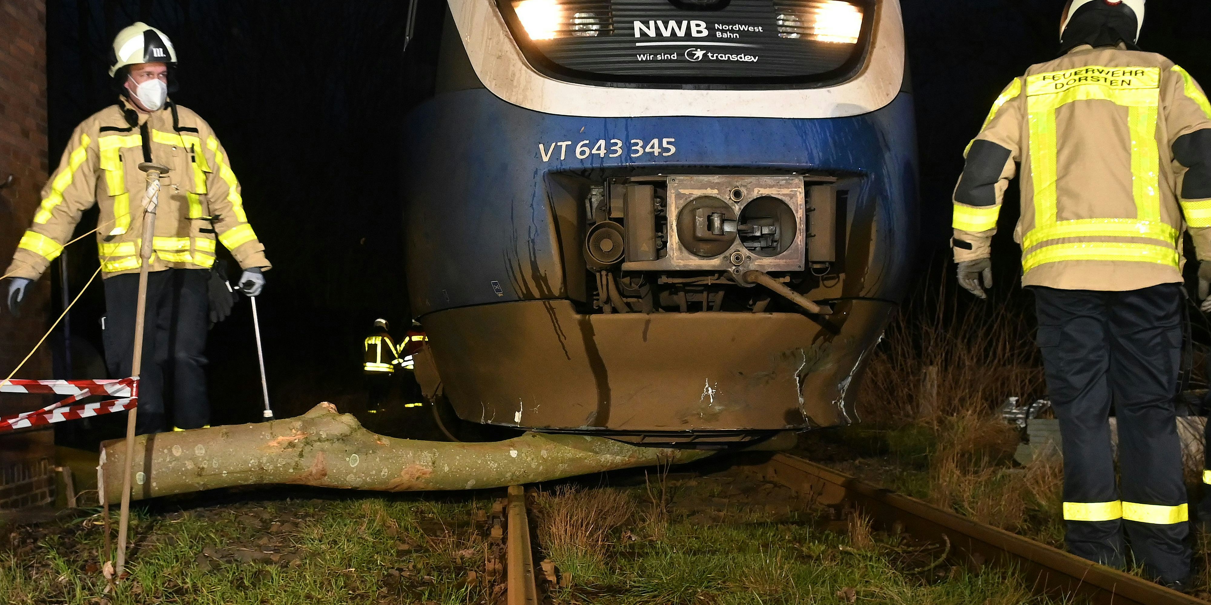 Orkanböen haben im Norden Deutschlands am Donnerstagmorgen in mehreren Gebieten für zahlreiche Feuerwehreinsätze gesorgt.