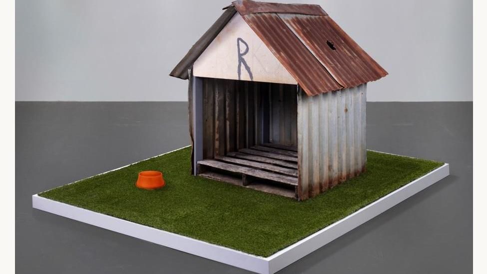 In dieser Hütte schlief einst der Deutsche Schäferhund Roky – bis ein Meteorit durch das Dach schlug.