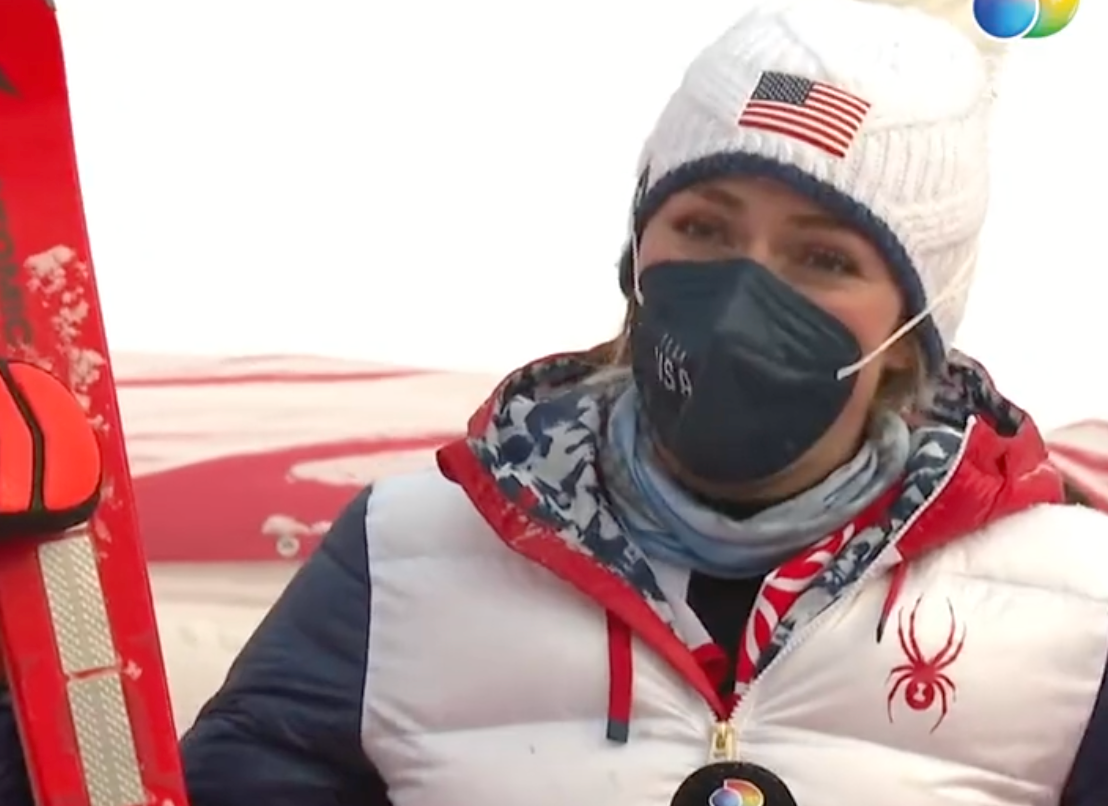 Mikaela Shiffrin hat beim Interview Tränen in den Augen.