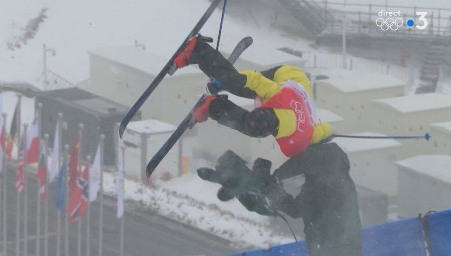 Jon Sallinen kollidiert mit einem Kameramann. 