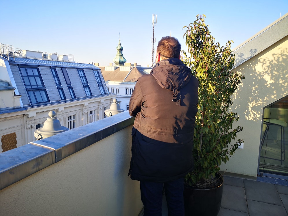 Der gebürtige Ägypter Ahmed A. will seine Tochter in den Arm nehmen: 