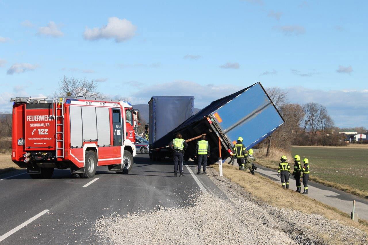 Das Sturmteif Ylenia wirft auf der B17 Schönau a.d.Triesting einen LKW-Anhänger um. 