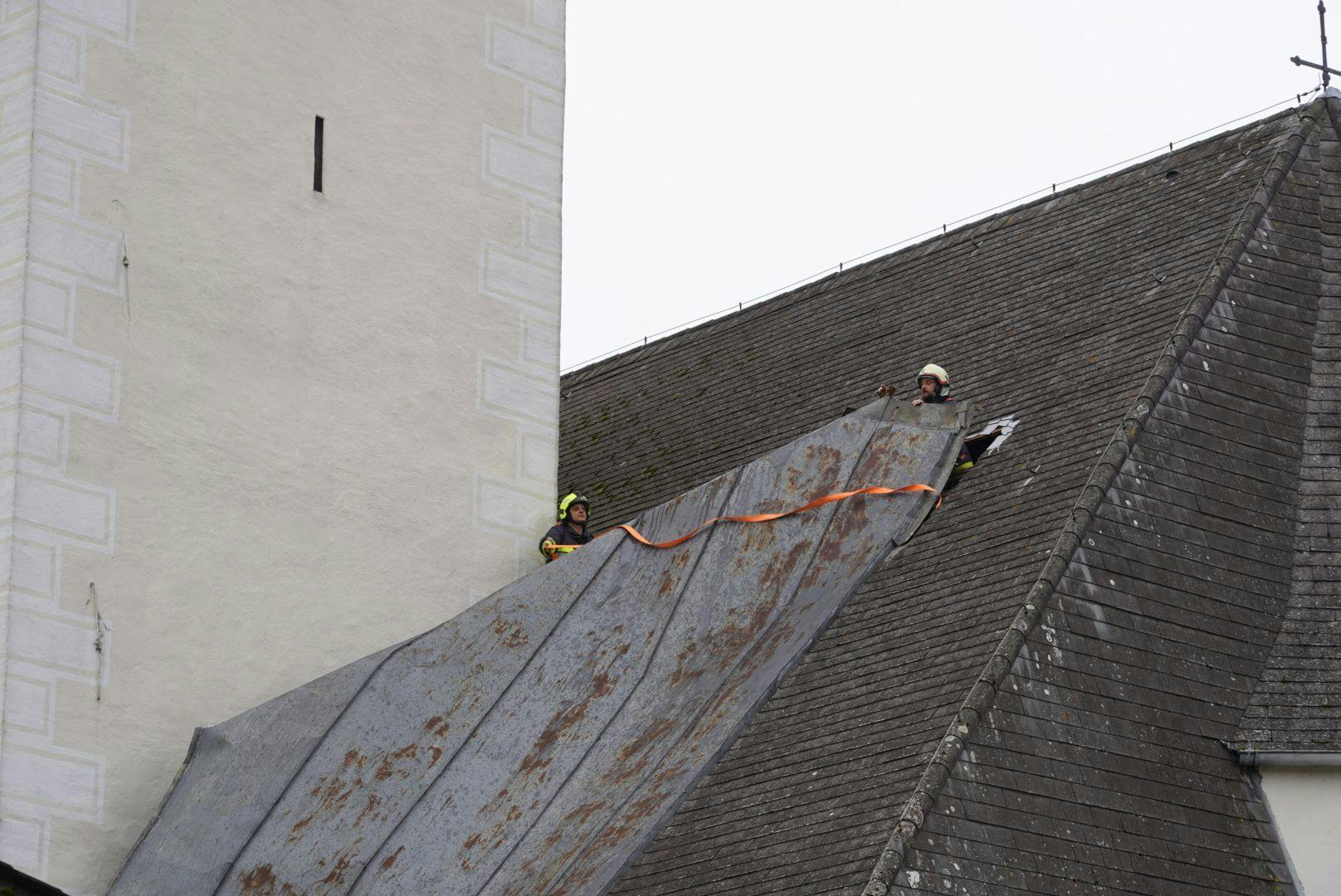 Das Kirchendach in St. Leonhard wurde teilweise abgedeckt. 