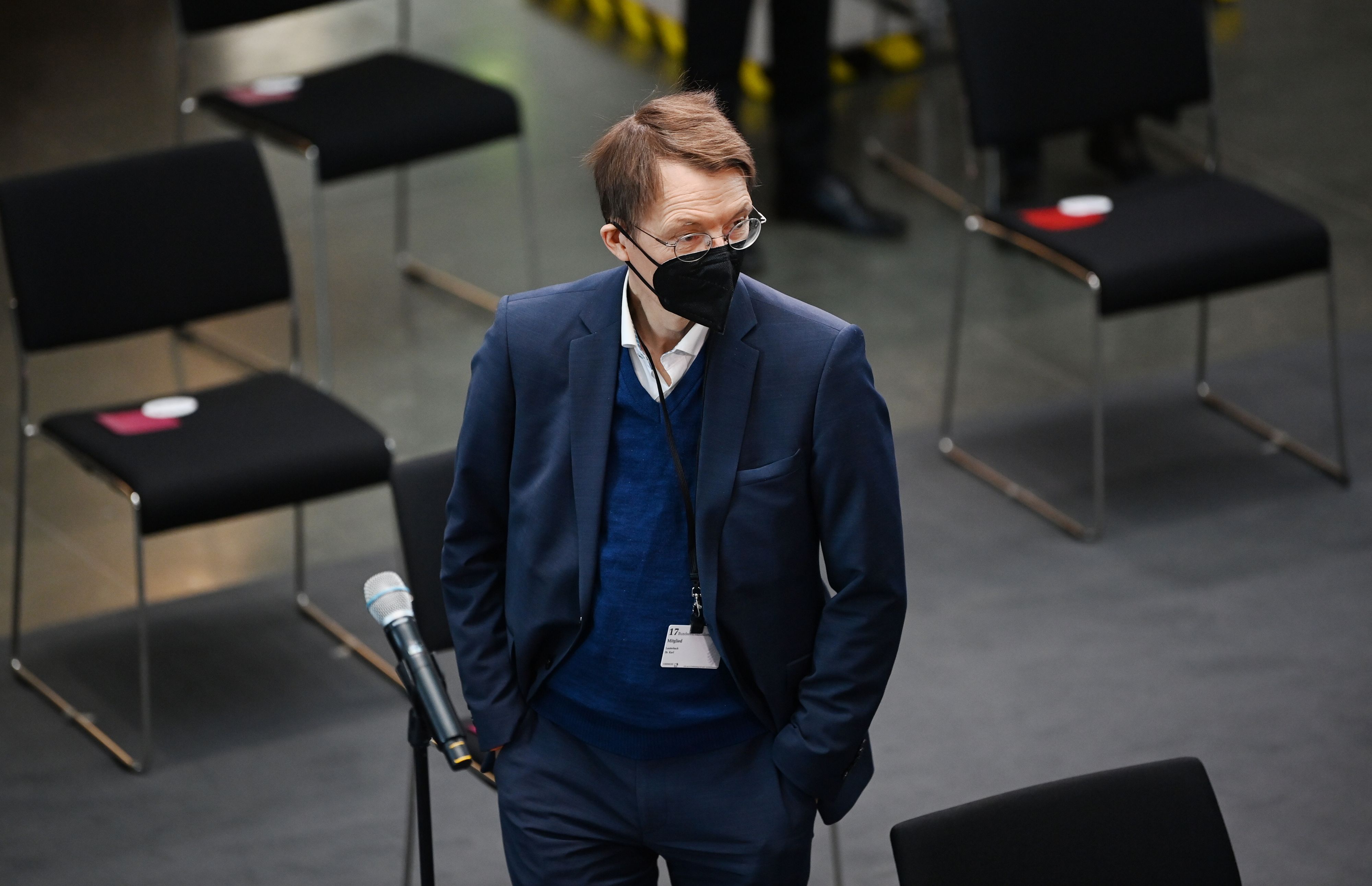 Karl Lauterbach drückt bei aller Öffnungs-Euphorie auf die Bremse. 