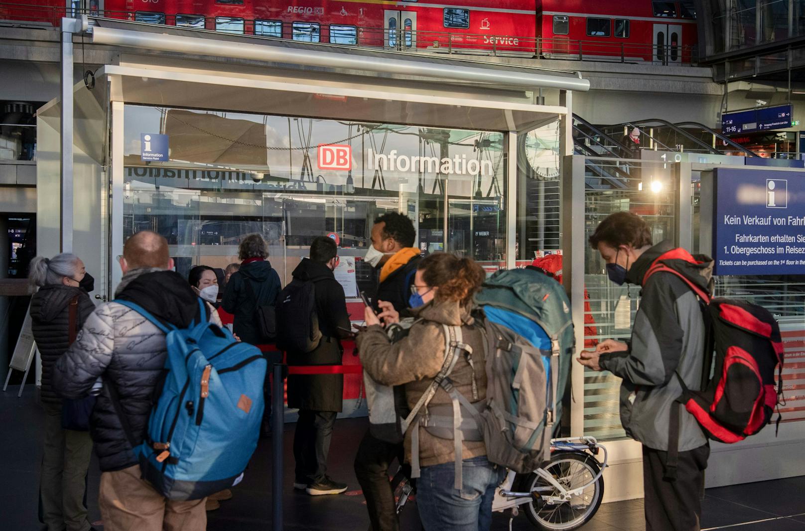 Vielerorts ist der Bahnverkehr zum Stillstand gekommen. Am Bahnhof in Berlin informieren sich diese Fahrgäste, wie lange die Sperre andauern wird.