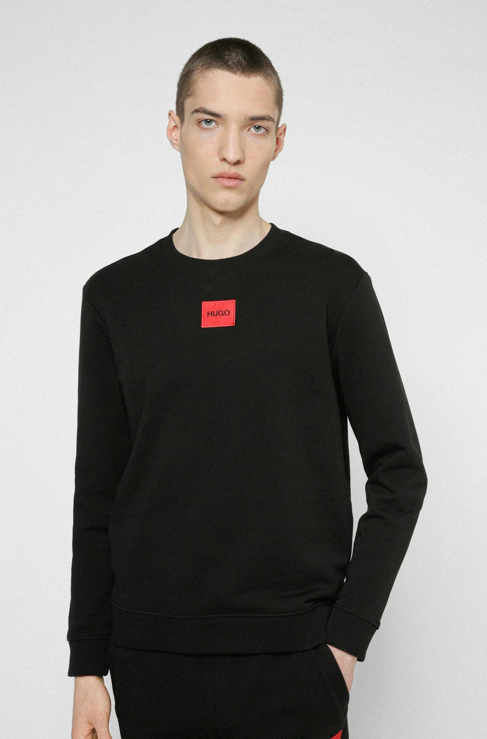 Die reiferen Millenials können an den stilvollen und dezenten Looks der Hugo Kollektion Gefallen finden. Das Sweatshirt mit Logo-Etikett bekommt man schon um ca. 90 Euro.