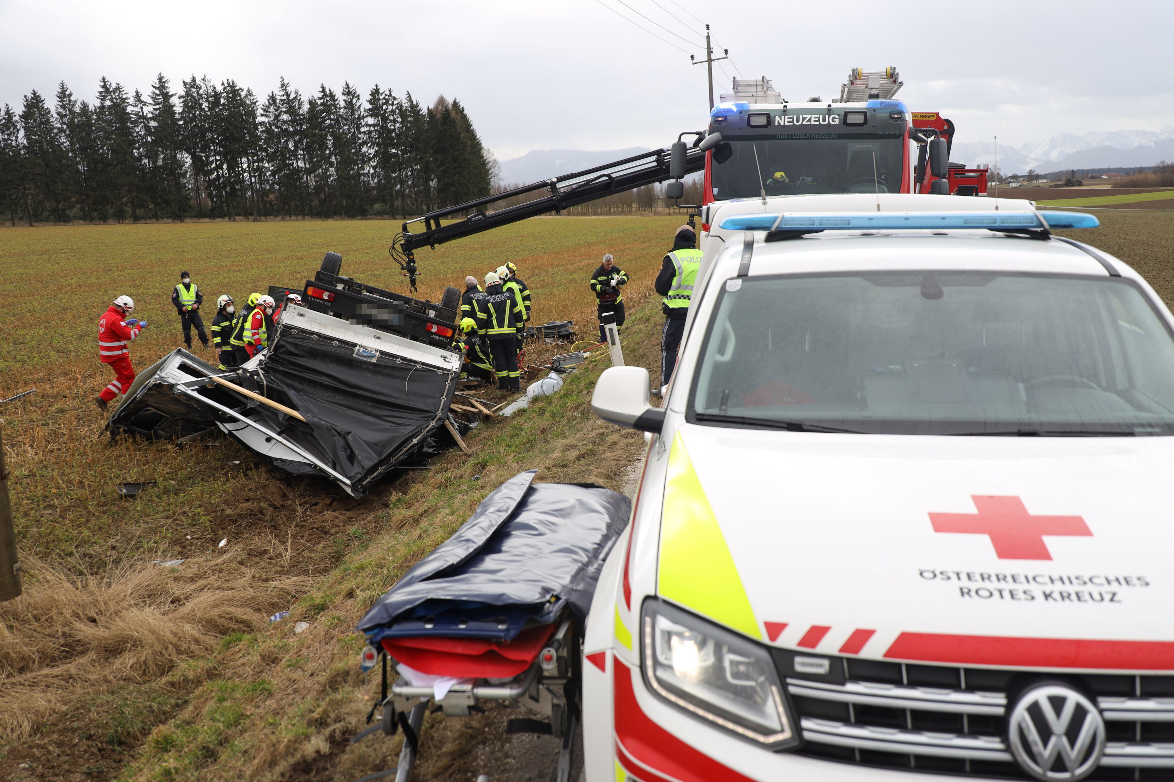 In Sierning wurde ein Kleintransporter von einer Bö erfasst und von der Straße geweht.