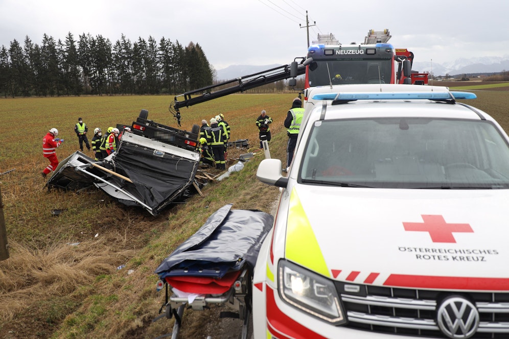In Sierning wurde ein Kleintransporter von einer Bö erfasst und von der Straße geweht.