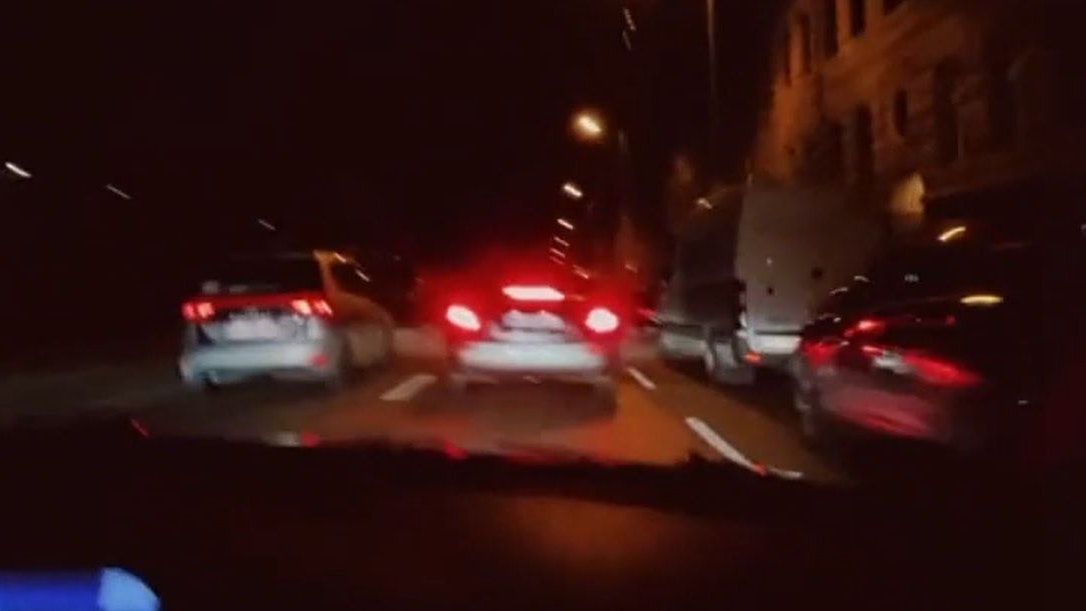 Heute.at - Hatzerl mit 125 km/h durch Wien – Duo ist Autos los