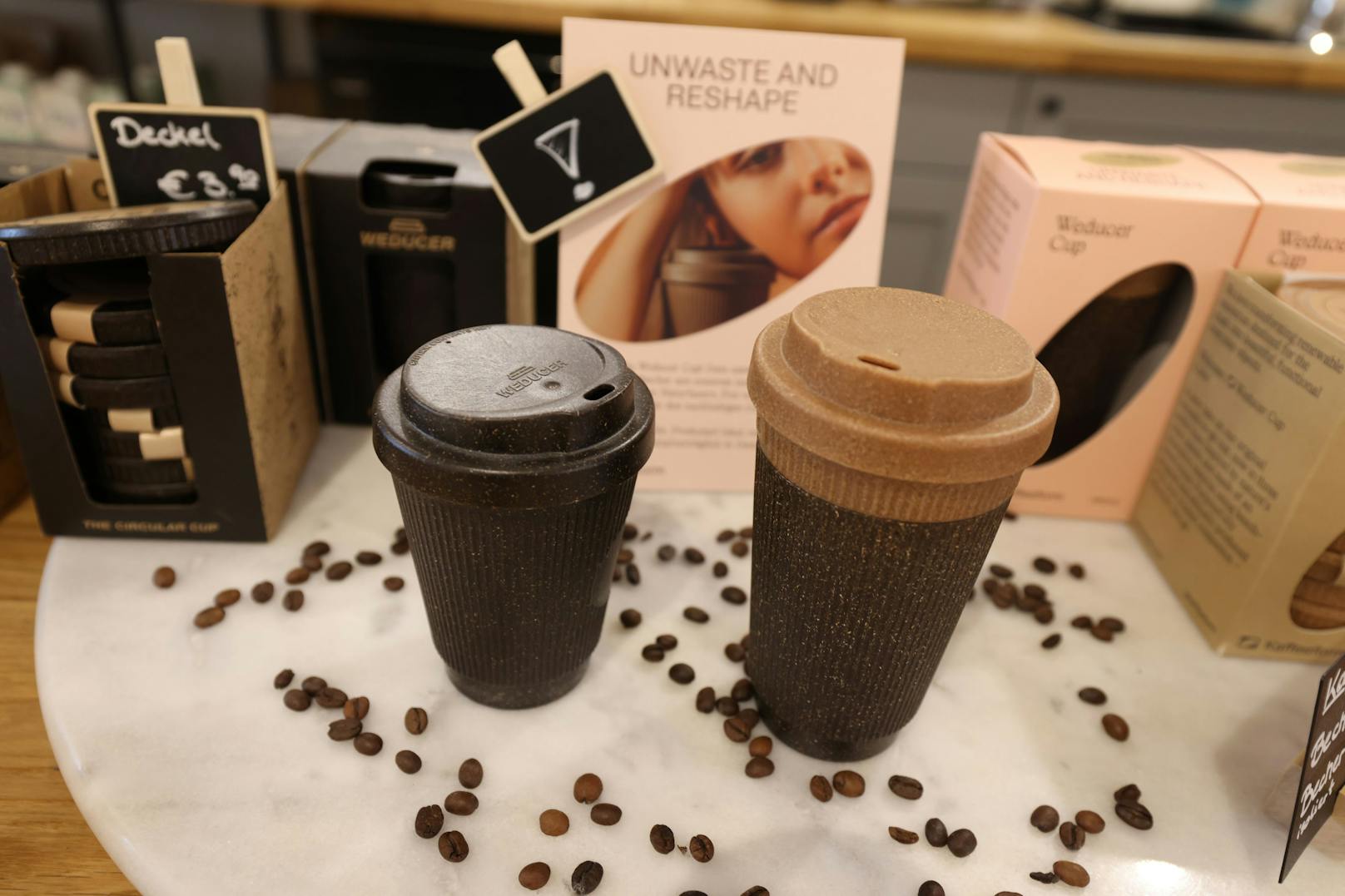 Der To-go Becher (18,90 €) aus recyceltem Kaffeesud ist thermisch isoliert, das Innenleben und der Decker bestehen aus recycelten Holzfasern.