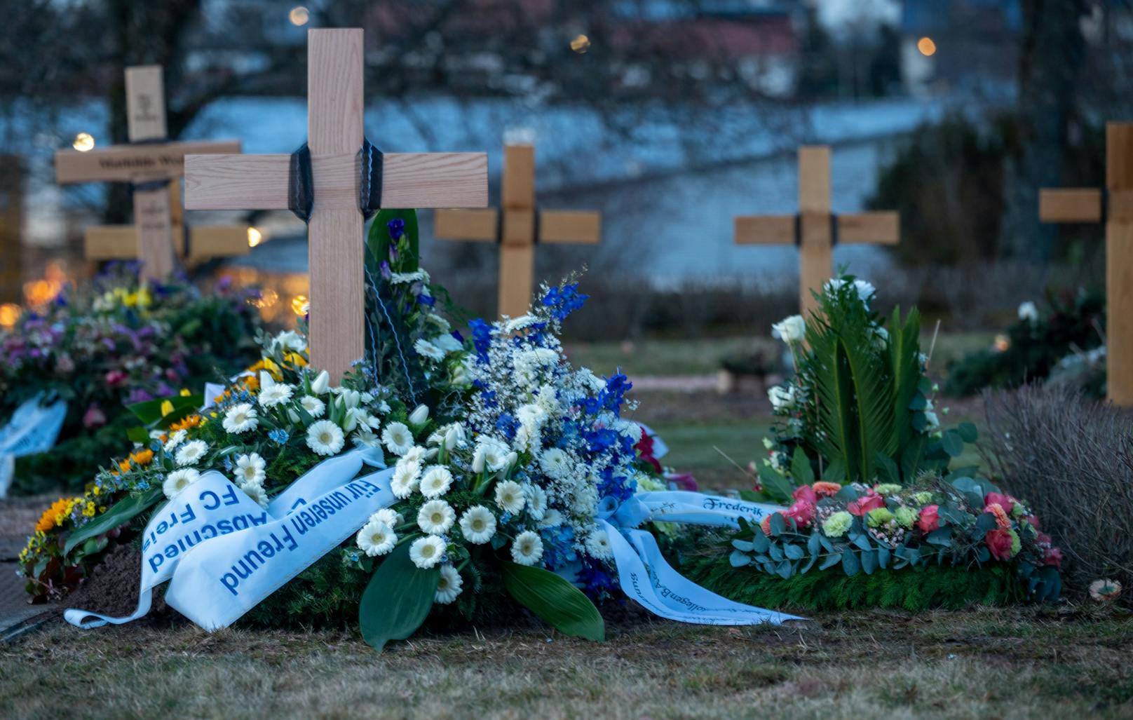 Am Grab des Polizisten haben Angehörige, Freunde und Kollegen Blumenkränze niedergelegt.