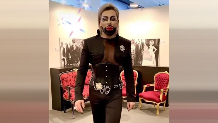 Harald Glööckler legt einen kurzen Catwalk hin.